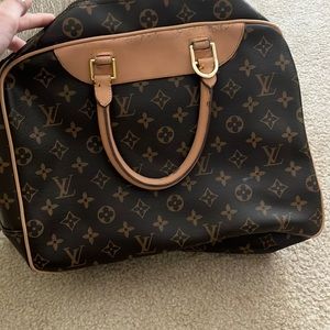LOUIS VUITTON DEAUVILLE 
Length: 13" 
Height: 10.5" 
Depth: 5" 
Strap Drop: 3"